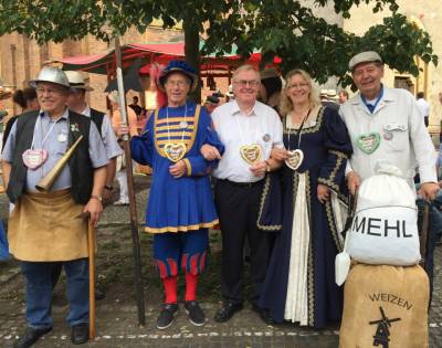 Reinhold Sendker bei der Erffnung des Enniger Marktes. - Reinhold Sendker bei der Eröffnung des Enniger Marktes.