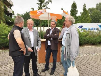 Reinhold Sendker im Gesprch auf dem Telgter Wochenmarkt. - Reinhold Sendker im Gespräch auf dem Telgter Wochenmarkt.