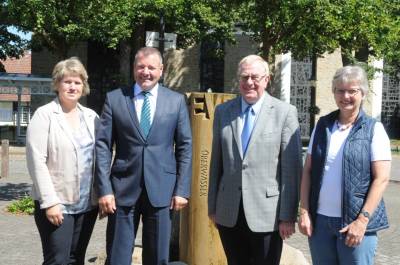 Reinhold Sendker mit Brgermeister Annen, der stellvertretenden Brgermeisterin Mathilde Breuer und Kreistagsmitglied Dr. Susanne Lehnert. - Reinhold Sendker mit Bürgermeister Annen, der stellvertretenden Bürgermeisterin Mathilde Breuer und Kreistagsmitglied Dr. Susanne Lehnert.