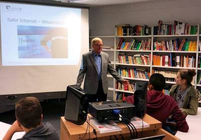 Reinhold Sendker MdB mit Schlerinnen und Schlern des Stdtischen Gymnasiums Ahlen