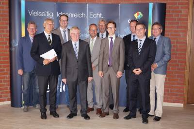 Auf dem Bild v.l.n.r.: CDU-Ortsverbandsvorsitzender Peter Hellweg, Brgermeister Karl-Friedrich Knop, Fachdienstleiter Finanzen Thomas Wulf, MdB Reinhold Sendker, Stadtbaurat Matthias Abel, Wirtschaftsfrderer Klaus Aschhoff, Volker Combrink, CDU-Fraktionsvorsitzender Andr Drinkuth, Forum Oelde-Geschftsfhrer Ludger Junkerkalefeld - Auf dem Bild v.l.n.r.: CDU-Ortsverbandsvorsitzender Peter Hellweg, Bürgermeister Karl-Friedrich Knop, Fachdienstleiter Finanzen Thomas Wulf, MdB Reinhold Sendker, Stadtbaurat Matthias Abel, Wirtschaftsförderer Klaus Aschhoff, Volker Combrink, CDU-Fraktionsvorsitzender André Drinkuth, Forum Oelde-Geschäftsführer Ludger Junkerkalefeld