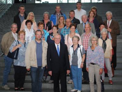 Reinhold Sendker mit den Besuchern aus Ennigerloh im Deutschen Bundestag. - Reinhold Sendker mit den Besuchern aus Ennigerloh im Deutschen Bundestag.