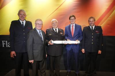 (v.l.) Heinrich Otte (Kreisbrandmeister), Reinhold Sendker MdB, Hans-Peter Krger (Prsident des Deutschen Feuerwehrverbandes), Dr. Ole Schrder (Parlamentarischer Staatssekretr des Bundesinnenministeriums) und Thorsten Zywietz (Landesstabfhrer) / Bildnachweis Rico Thumser/DFV - (v.l.) Heinrich Otte (Kreisbrandmeister), Reinhold Sendker MdB, Hans-Peter Kröger (Präsident des Deutschen Feuerwehrverbandes), Dr. Ole Schröder (Parlamentarischer Staatssekretär des Bundesinnenministeriums) und Thorsten Zywietz (Landesstabführer) / Bildnachweis Rico Thumser/DFV