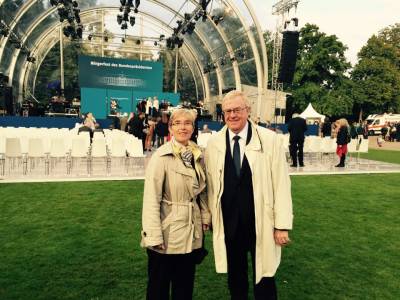 Reinhold Sendker und Elisabeth Heese (Leiterin des Mtterzentrums/Mehrgenerationenhauses in Beckum) im Park des Schlosses Bellevue. - Reinhold Sendker und Elisabeth Heese (Leiterin des Mütterzentrums/Mehrgenerationenhauses in Beckum) im Park des Schlosses Bellevue.