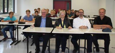 (v.l.) Reinhold Sendker, Marlis Ermer, Dr. Tobias Franke und Michael Zeisberger mit den Schler/innen des Laurentianum Warendorf. - (v.l.) Reinhold Sendker, Marlis Ermer, Dr. Tobias Franke und Michael Zeisberger mit den Schüler/innen des Laurentianum Warendorf.