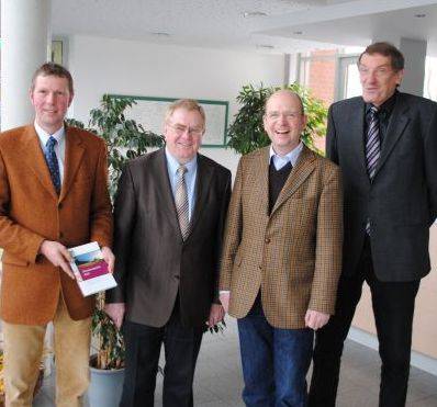 Im Grnen Zentrum in Warendorf (v.l.): Hermann-Josef Schulze-Zumloh, Vorsitzender des Landwirtschaftlichen Kreisverbands, Reinhold Sendker MdB, Kreislandwirt Karl Werring und Kreisgeschftsfhrer Manfred Stelthove. - Im Grünen Zentrum in Warendorf (v.l.): Hermann-Josef Schulze-Zumloh, Vorsitzender des Landwirtschaftlichen Kreisverbands, Reinhold Sendker MdB, Kreislandwirt Karl Werring und Kreisgeschäftsführer Manfred Stelthove.