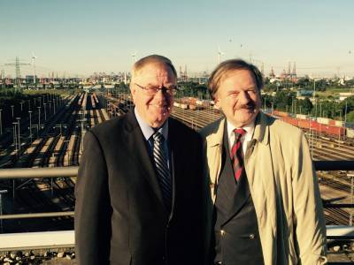 Reinhold Sendker mit seinem Hamburger Kollegen Dirk Fischer am Hafenbahnhof Alte Sderelbe. - Reinhold Sendker mit seinem Hamburger Kollegen Dirk Fischer am Hafenbahnhof Alte Süderelbe.