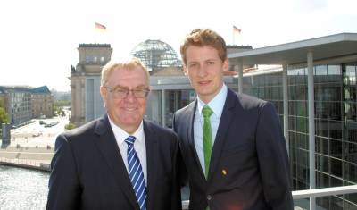 Reinhold Sendker und Philip Blacha auf der Brcke zwischen dem Paul-Lbe-Haus und dem Marie-Elisabeth-Lders-Haus. - Reinhold Sendker und Philip Blacha auf der Brücke zwischen dem Paul-Löbe-Haus und dem Marie-Elisabeth-Lüders-Haus.