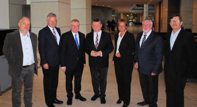 (v.l.) Arnhold Illhardt, Werner Strotmeier, Reinhold Sendker MdB, Gesundheitsminister Hermann Grhe MdB, Rita Tnjann, Dr. Gerd Ganser und Rolf Schrmann. - (v.l.) Arnhold Illhardt, Werner Strotmeier, Reinhold Sendker MdB, Gesundheitsminister Hermann Gröhe MdB, Rita Tönjann, Dr. Gerd Ganser und Rolf Schürmann.