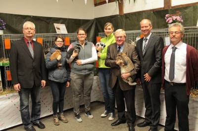 Reinhold Sendker beim Besuch der Lokalschau des Kaninchenzuchtverein W 346 - Reinhold Sendker beim Besuch der Lokalschau des Kaninchenzuchtverein W 346