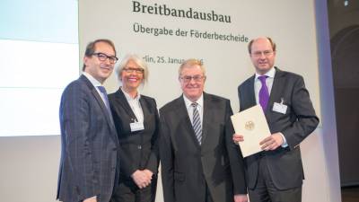 Bei der bergabe der Frderbescheide: (v.l.) Bundesminister Dorbrindt, Petra Michalczak-Hlsmann, Reinhold Sendker MdB und Landrat Dr. Gericke. - Bei der Übergabe der Förderbescheide: (v.l.) Bundesminister Dorbrindt, Petra Michalczak-Hülsmann, Reinhold Sendker MdB und Landrat Dr. Gericke.