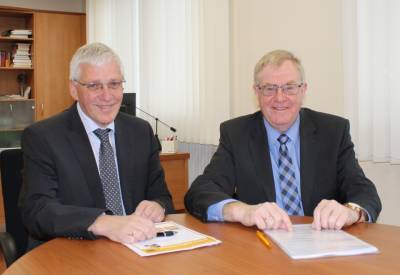 Reinhold Sendker MdB (rechts) im Gesprch mit Brgermeister Josef Uphoff. - Reinhold Sendker MdB (rechts) im Gespräch mit Bürgermeister Josef Uphoff.