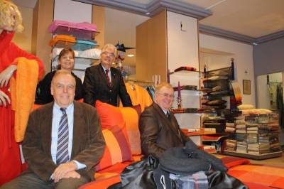 von links: Berni Recker MdL, Anne Bumer, Franz-Josef Bumer und Reinhold Sendker MdB im Bettenhaus Gahrmann.