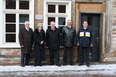 Zum Abschluss des politischen Gesprchs wurde das Alte Zollhaus besichtigt (v. l.): Josef Uphoff, Dr.
Elisabeth Baxhenrich-Hartmann, Reinhold Sendker, Rdiger Vller und Martin Arenhvel - Zum Abschluss des politischen Gesprächs wurde das Alte Zollhaus besichtigt (v. l.): Josef Uphoff, Dr.
Elisabeth Baxhenrich-Hartmann, Reinhold Sendker, Rüdiger Völler und Martin Arenhövel