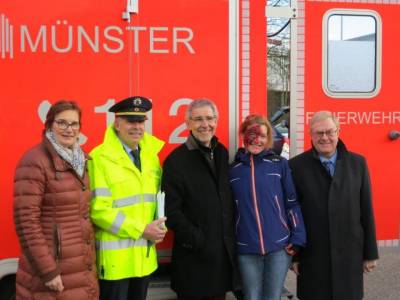 Sybille Benning MdB, Polizeidirektor Udo Weiss, Polizeiprsident Hans-Joachim Kuhlisch und Reinhold Sendker MdB mit dem `Unfallopfer`an der Raststtte Mnsterland Ost. - Sybille Benning MdB, Polizeidirektor Udo Weiss, Polizeipräsident Hans-Joachim Kuhlisch und Reinhold Sendker MdB mit dem `Unfallopfer`an der Raststätte Münsterland Ost.