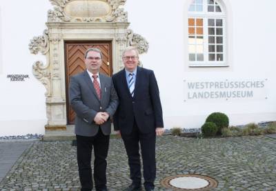 Reinhold Sendker und Dr. Lothar Hyss vor dem Museum in Warendorf. - Reinhold Sendker und Dr. Lothar Hyss vor dem Museum in Warendorf.