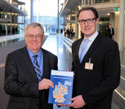 Reinhold Sendker und Detlef Bumer (Vorsitzender des Brgerbndnisses Freckenhorster fr die Umgehung) im Paul-Lbe-Haus des Deutschen Bundestages. - Reinhold Sendker und Detlef Bäumer (Vorsitzender des Bürgerbündnisses Freckenhorster für die Umgehung) im Paul-Löbe-Haus des Deutschen Bundestages.