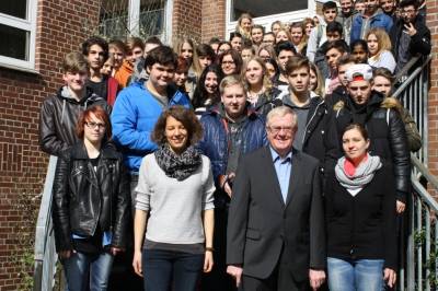 Reinhold Sendker beim Besuch der Hauptschule Ennigerloh. - Reinhold Sendker beim Besuch der Hauptschule Ennigerloh.