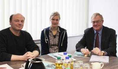 (v.l.) Michael Sturm und Anna-Lena Herkenhoff im Gesprch mit Reinhold Sendker im Freckenhorster Wahlkreisbro. - (v.l.) Michael Sturm und Anna-Lena Herkenhoff im Gespräch mit Reinhold Sendker im Freckenhorster Wahlkreisbüro.