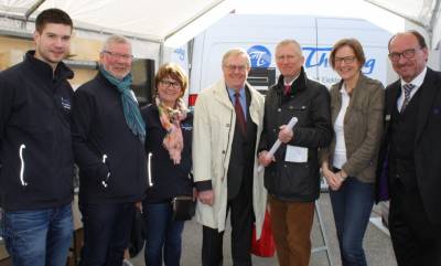 Reinhold Sendker (m.) im Gesprch mit Famlilie Thsing (Inhaber der Firma Thsing) Josef Brand (3.v.r.), Susanne Tholen (2.v.r.) und Martin Huerkamp (r.). - Reinhold Sendker (m.) im Gespräch mit Famlilie Thüsing (Inhaber der Firma Thüsing) Josef Brand (3.v.r.), Susanne Tholen (2.v.r.) und Martin Huerkamp (r.).