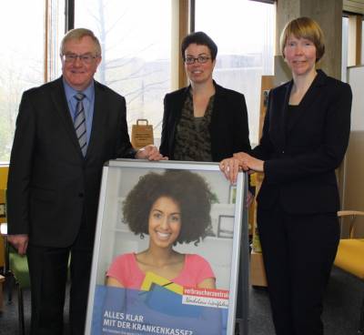 (v.l.) Reinhold Sendker (Mitglied des Bundestages), Anne Schulze Wintzler (Leiterin der Verbraucherzentrale), Regina Behrendt (Referentin fr den Gesundheitsmarkt der Verbraucherzentrale) - (v.l.) Reinhold Sendker (Mitglied des Bundestages), Anne Schulze Wintzler (Leiterin der Verbraucherzentrale), Regina Behrendt (Referentin für den Gesundheitsmarkt der Verbraucherzentrale)