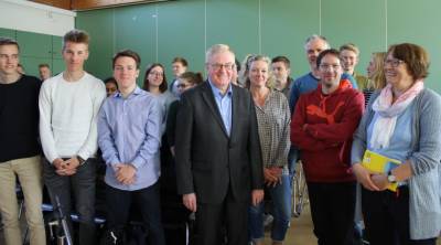 Reinhold Sendker im Gesprch mit den Schlerinnen und Schlern des Mariengymnasiums. - Reinhold Sendker im Gespräch mit den Schülerinnen und Schülern des Mariengymnasiums.