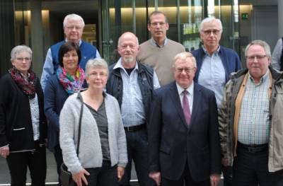 Reinhold Sendker mit den Besuchern aus Sassenberg im Deutschen Bundestag. - Reinhold Sendker mit den Besuchern aus Sassenberg im Deutschen Bundestag.