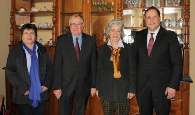 Vor einem Schankschrank aus dem 18-ten Jahrhundert: (v.l.) Elly Piepmeyer, Reinhold Sendker MdB, Dr. Elisabeth Baxhenrich-Hartmann, Martin Arenhvel - Vor einem Schankschrank aus dem 18-ten Jahrhundert: (v.l.) Elly Piepmeyer, Reinhold Sendker MdB, Dr. Elisabeth Baxhenrich-Hartmann, Martin Arenhövel