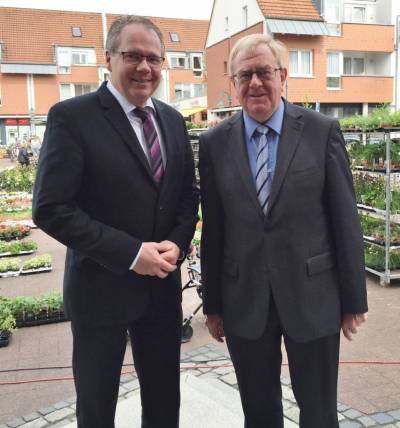 Reinhold Sendker im Gesprch mit Brgermeister Berthold Llf. - Reinhold Sendker im Gespräch mit Bürgermeister Berthold Lülf.