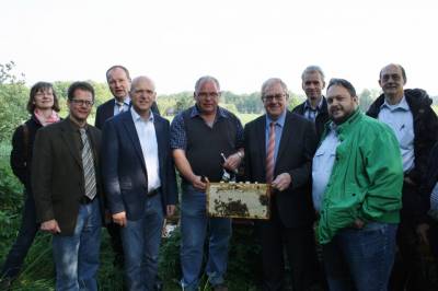 (v.l.) Bettina Heimann (Kreisimkerverein), Paul Verenkotte, Dr. Matthias Quas und Karl Werring (Landw. Kreisverband), Michael Ruhe (kreisimkerverein), Reinhold Sendker, Michael Heinmann, Stephan Kaplan und Peer Conrad (Kreisimkerverein) - (v.l.) Bettina Heimann (Kreisimkerverein), Paul Verenkotte, Dr. Matthias Quas und Karl Werring (Landw. Kreisverband), Michael Ruhe (kreisimkerverein), Reinhold Sendker, Michael Heinmann, Stephan Kaplan und Peer Conrad (Kreisimkerverein)