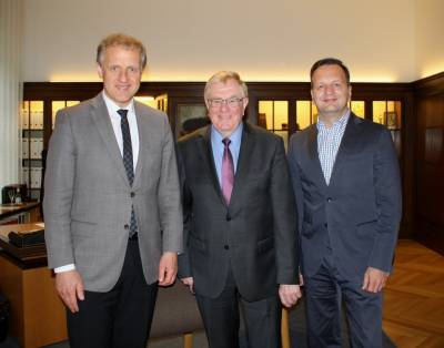 (v.l.) Dr. Karl-Uwe Strothmann, Reinhold Sendker und Christoph Pundt. - (v.l.) Dr. Karl-Uwe Strothmann, Reinhold Sendker und Christoph Pundt.