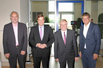 Foto von links: WLE-Geschftsfhrer Andr Pieperjohanns, Parlamentarische Staatssekretr Enak Ferlemann MdB, Reinhold Sendker MdB und VDV-Hauptgeschftsfhrer Oliver Wolff
Foto von links: WLE-Geschftsfhrer Andr Pieperjohanns, Parlamentarische Staatssekretr Enak Ferlemann MdB, Reinhold Sendker MdB und VDV-Hauptgeschftsfhrer Oliver Wolff. - Foto von links: WLE-Geschäftsführer André Pieperjohanns, Parlamentarische Staatssekretär Enak Ferlemann MdB, Reinhold Sendker MdB und VDV-Hauptgeschäftsführer Oliver Wolff
Foto von links: WLE-Geschäftsführer André Pieperjohanns, Parlamentarische Staatssekretär Enak Ferlemann MdB, Reinhold Sendker MdB und VDV-Hauptgeschäftsführer Oliver Wolff.