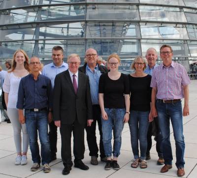 Reinhold Sendker mit den Gsten aus Freckenhorst auf dem Dach des Reichstages. - Reinhold Sendker mit den Gästen aus Freckenhorst auf dem Dach des Reichstages.