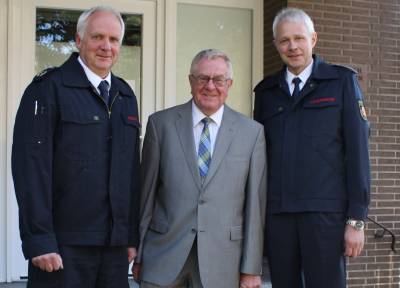 v.l.: Heinz-Jrgen Gottmann (Kreisbrandmeister), Reinhold Sendker MdB, Heinrich Otte (stv. Kreisbrandmeister) - v.l.: Heinz-Jürgen Gottmann (Kreisbrandmeister), Reinhold Sendker MdB, Heinrich Otte (stv. Kreisbrandmeister)