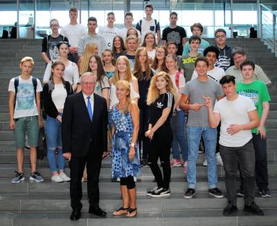 Reinhold Sendker MdB mit der 10. Klasse der Fritz-Winter-Gesamtschule aus Ahlen im Paul-Lbe-Haus des Deutschen Bundestages - Reinhold Sendker MdB mit der 10. Klasse der Fritz-Winter-Gesamtschule aus Ahlen im Paul-Löbe-Haus des Deutschen Bundestages