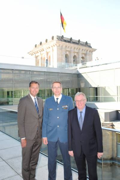 (v.l.) Stephan Mayer MdB (Prsident der THW‐Bundesvereinigung), Reinhold Sendker MdB und Ralf Pelkmann (THW Beckum) - (v.l.) Stephan Mayer MdB (Präsident der THW&#8208;Bundesvereinigung), Reinhold Sendker MdB und Ralf Pelkmann (THW Beckum)