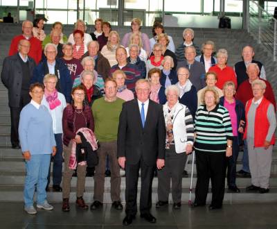 Reinhold Sendker mit den Besuchern aus Oelde im Paul-Lbe-Haus des Deutschen Bundestages. - Reinhold Sendker mit den Besuchern aus Oelde im Paul-Löbe-Haus des Deutschen Bundestages.