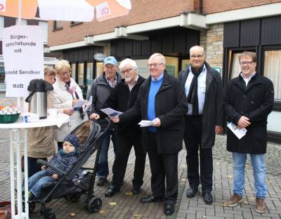 Uschi Puke, Reinhold Sendker und Stefan Knoll im Gesprch mit Sendenhorster Brgern. - Uschi Puke, Reinhold Sendker und Stefan Knoll im Gespräch mit Sendenhorster Bürgern.