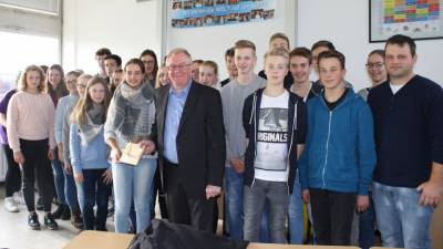 Reinhold Sendker mit den Schlern der Bischflichen Realschule Warendorf. - Reinhold Sendker mit den Schülern der Bischöflichen Realschule Warendorf.