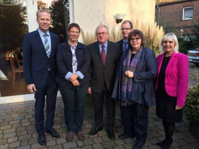 Trafen sich in Vorhelm zum Gesprch: (v.l.) Henning Rehbaum MdL, Superintendentin Meike Friedrich, Reinhold Sendker MdB, Burkhard Marx, Astrid Birkhahn MdL und Elke Duhme. - Trafen sich in Vorhelm zum Gespräch: (v.l.) Henning Rehbaum MdL, Superintendentin Meike Friedrich, Reinhold Sendker MdB, Burkhard Marx, Astrid Birkhahn MdL und Elke Duhme.