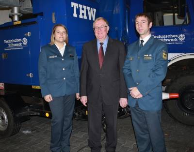 Reinhold Sendker im Gesprch mit Carina Stegemann und Mario Raab beim THW in Ostbevern. - Reinhold Sendker im Gespräch mit Carina Stegemann und Mario Raab beim THW in Ostbevern.