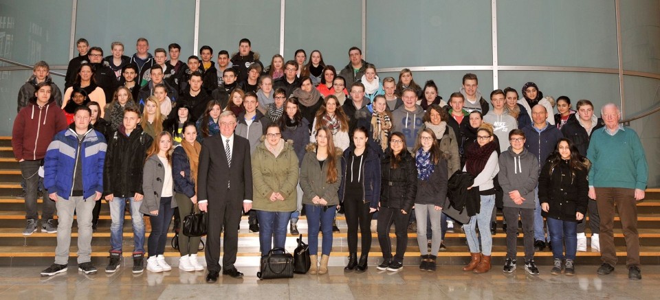 MdB Reinhold Sendker mit Schlern und Lehrern der Anne-Frank-Schule Ennigerloh