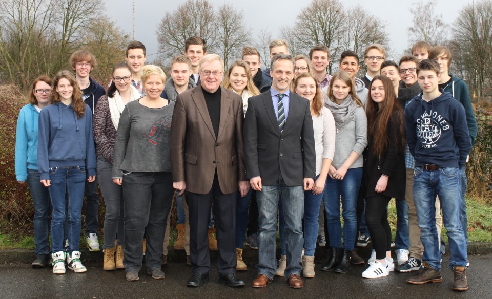 MdB Reinhold Sendker mit Schlerinnen und Schlern des Paul-Spiegel-Berufskollegs sowie Schulleiter Udo Lakemper und Lehrkraft Claudia Krengel 