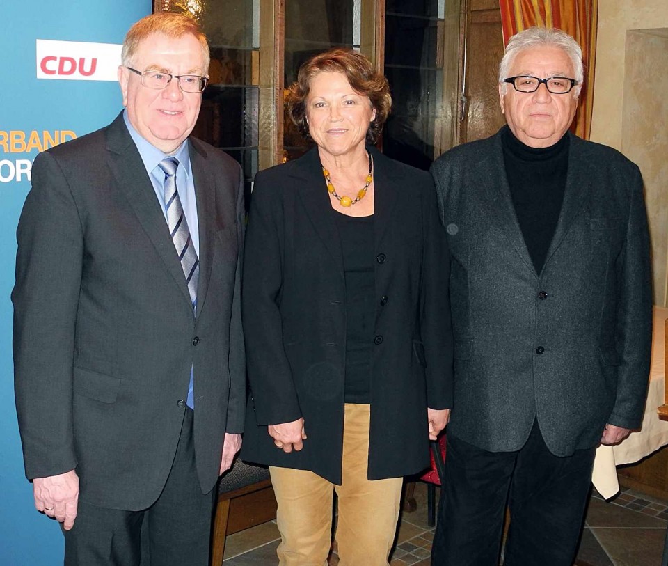 Reinhold Sendker mit Angelika und Kamal D. Saydo.