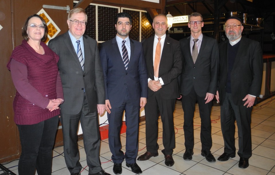 (v.l.) Petra Linke, Reinhold Sendker MdB, Daniyel Demir, Jeshu Jakob, Ralf Holtstiege, Pfarrer Josef Harman