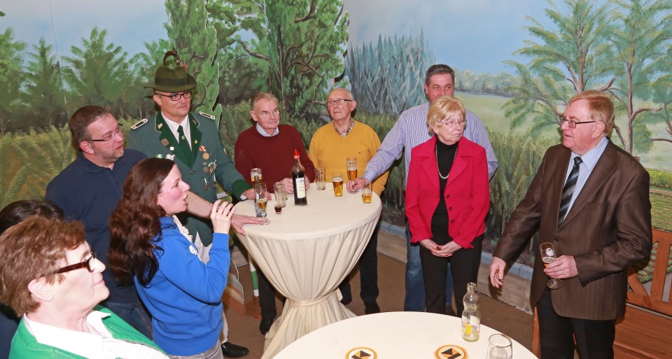 Reinhold Sendker im Gesprch mit den Mitwirkenden der Heimatbhne Enniger im Anschluss an die Vorstellung.