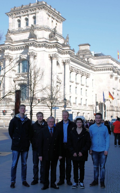 Reinhold Sendker mit den Besuchern aus dem Kreis Warendorf vor dem Reichstag.