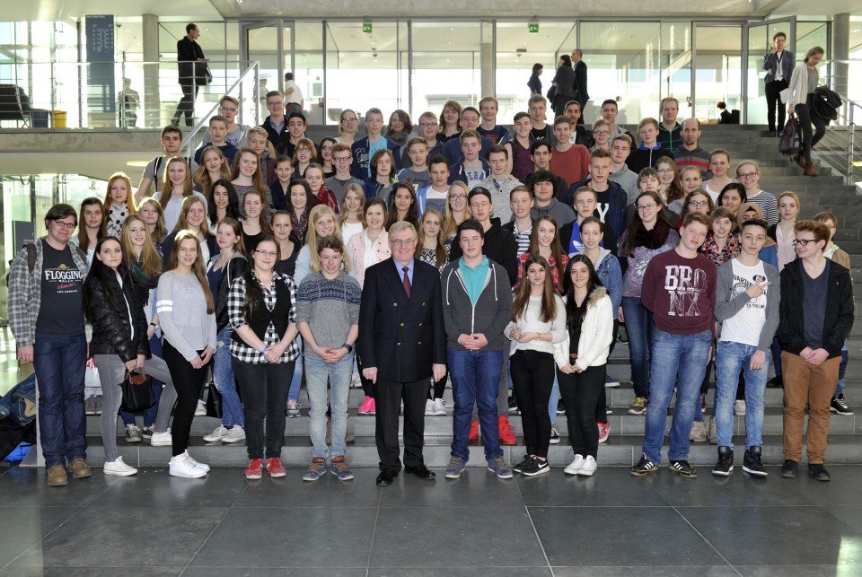 Reinhold Sendker mit den Besuchern aus Neubeckum im Paul-Lbe-Haus.