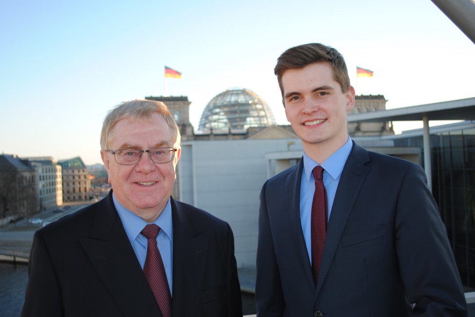 Reinhold Sendker und Frederik Büscher vor dem Berliner Reichstag.