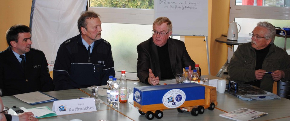 Das Photo zeigt von links: Polizeihauptkommissar Jrgen Korfmacher, Polizeihauptkommissar Christoph Becker, MdB Reinhold Sendker und von der Initiative DocStop Rainer Bernickel 